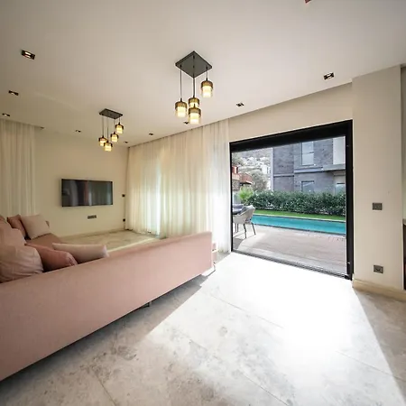 With Private Swimming Pool In 别墅